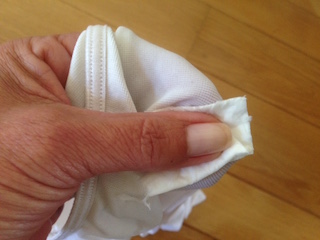 Nagellak uit kleding verwijderen met nagellak remove