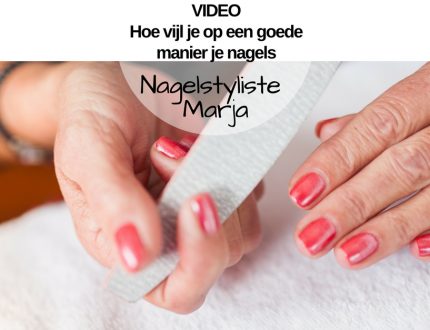 VIDEO: Hoe vijl je op een goede manier je nagels. Handen die een vijl vasthouden