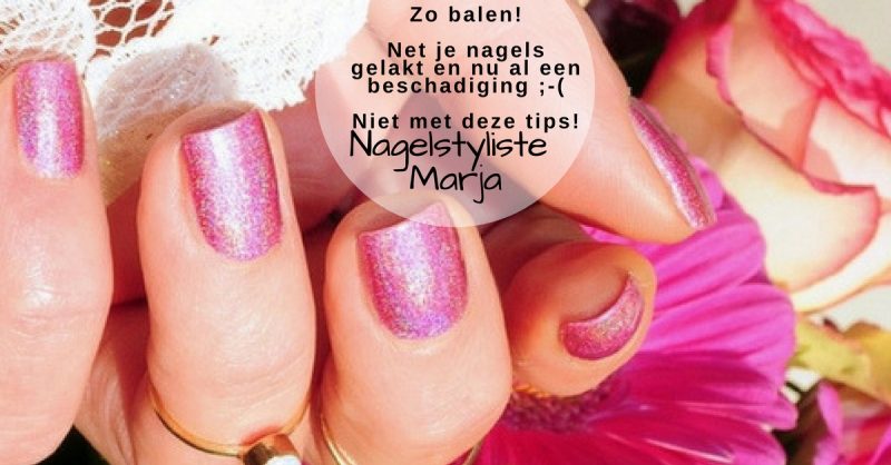 2 tips om je net gelakte nagels niet te beschadigen. Handen met op de nagels roze lak.
