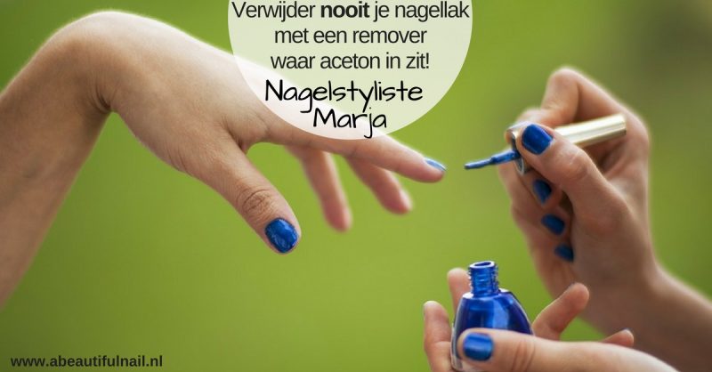 Gebruik nooit nagellakremover met aceton, Hand die gelakt wordt met blauwe nagellak